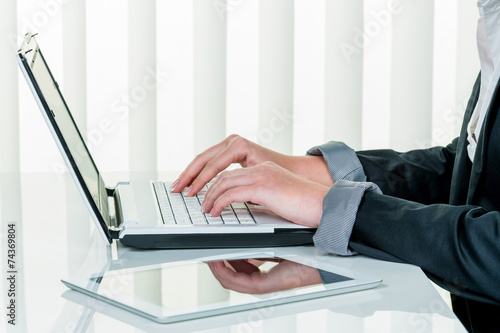 Frau im Büro mit Laptop Com puter photo