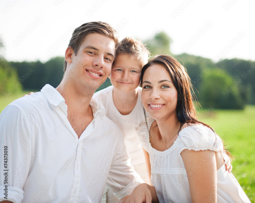 Junge Familie im Freien, Vater und Mutter mit Sohn Junge Familie im Freien, Vater und Mutter mit Sohn