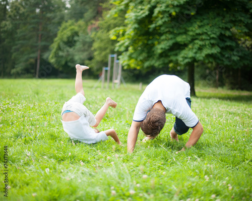 Vater und Sohn schlagen Purzelbäume