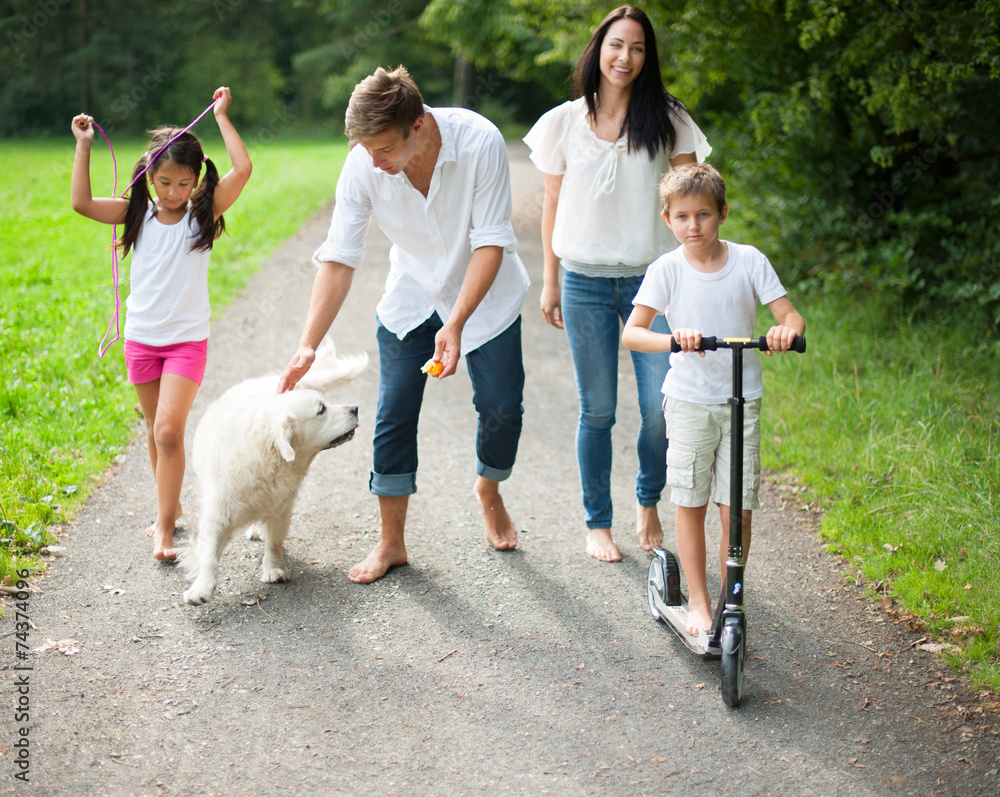 Obraz premium Junge Familie im Freienmacht einen Sommerspaziergang