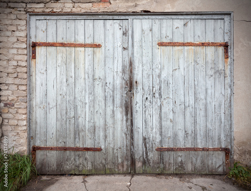 Murais de parede Old wooden neglected garage door.