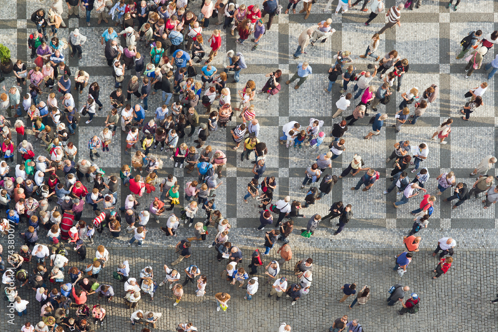 Obraz premium Turyści na Rynku Starego Miasta w Pradze