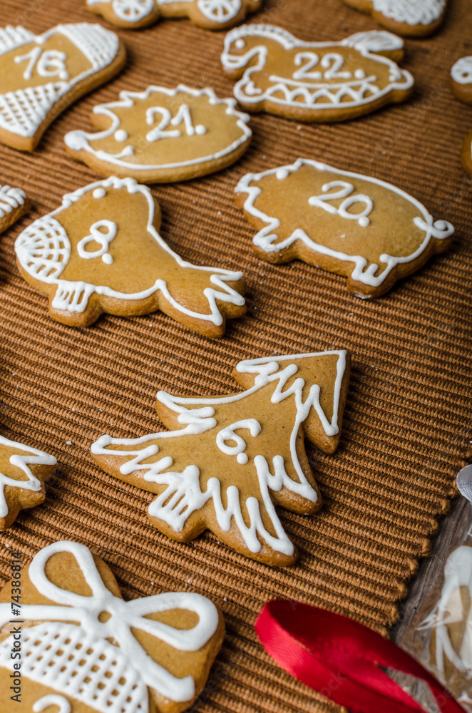 Processing of gingerbread advent calendar Processing of gingerbread advent calendar