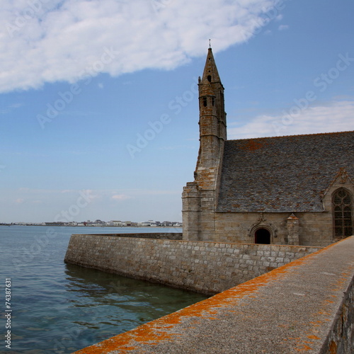 Eglise face à la mer.