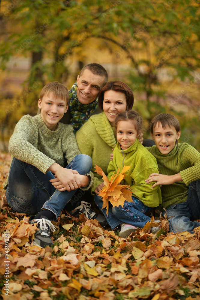 Fototapeta premium Family in autumn park