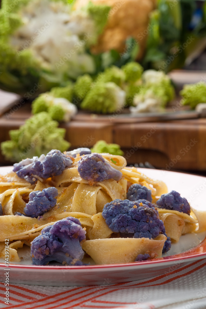 Pappardelle al sugo di cavolfiore viola blu Pappardelle al sugo di cavolfiore viola blu