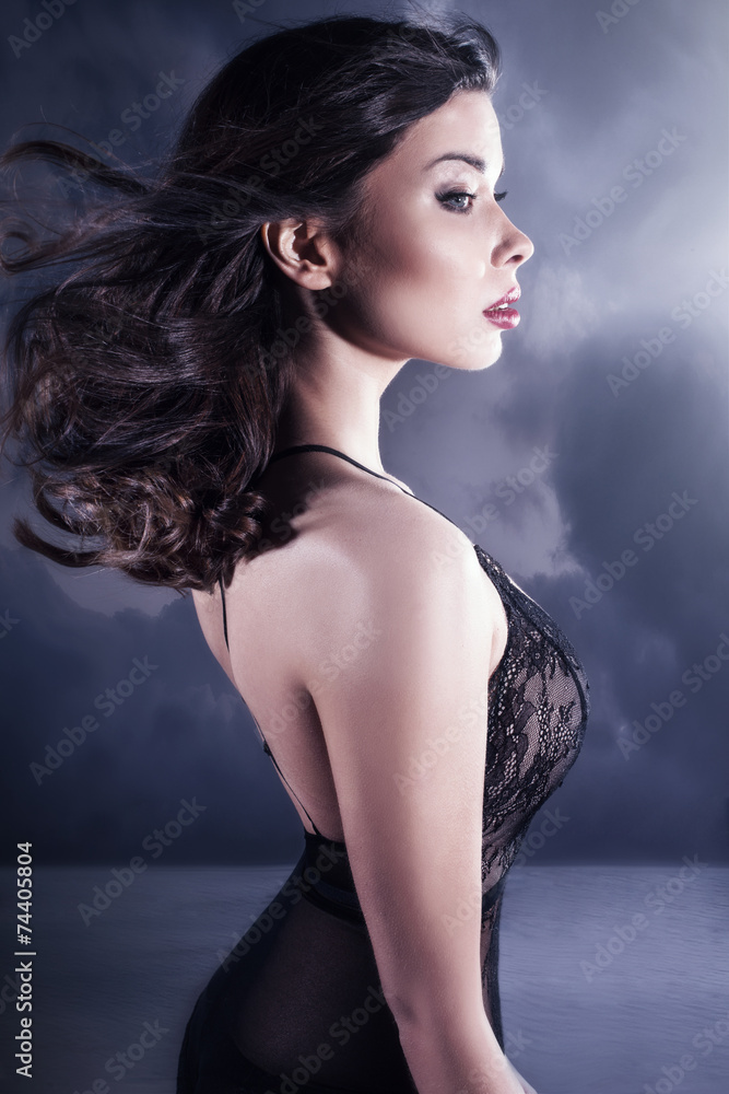 Naklejka premium Sexy brunette woman posing in lingerie