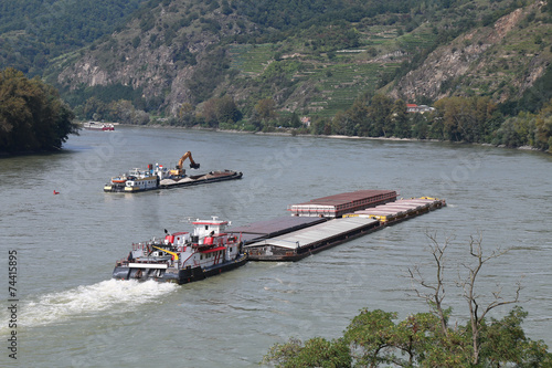 Donau - 004 - Schifffahrt - Bagger