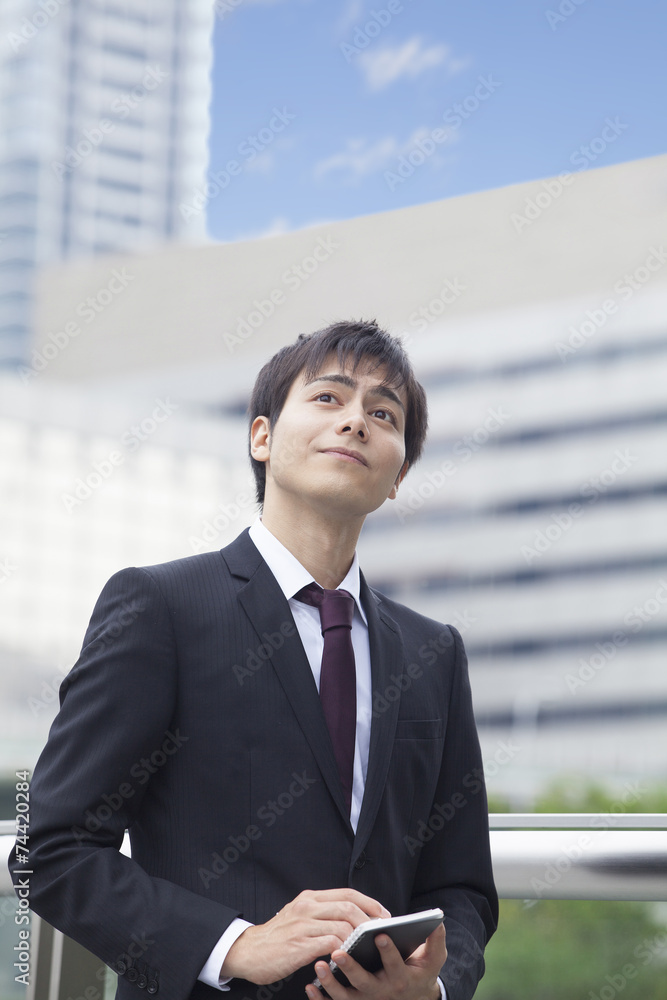 メモをとるビジネスマン