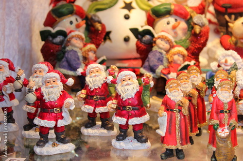 Weihnachtsmannfiguren am Christkindlmarkt