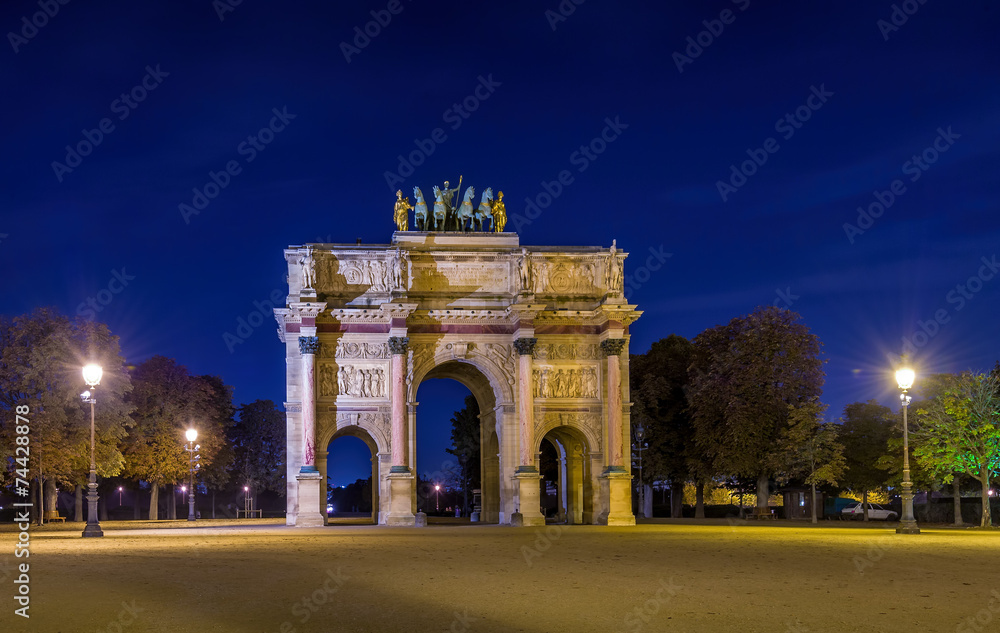 Triumphal Arch de Carrousel at night