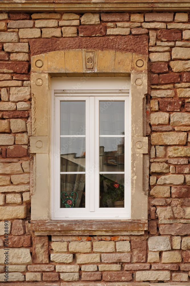 Buntsandsteinfassade mit PVC Fenster in Renovierung Buntsandsteinfassade mit PVC Fenster in Renovierung