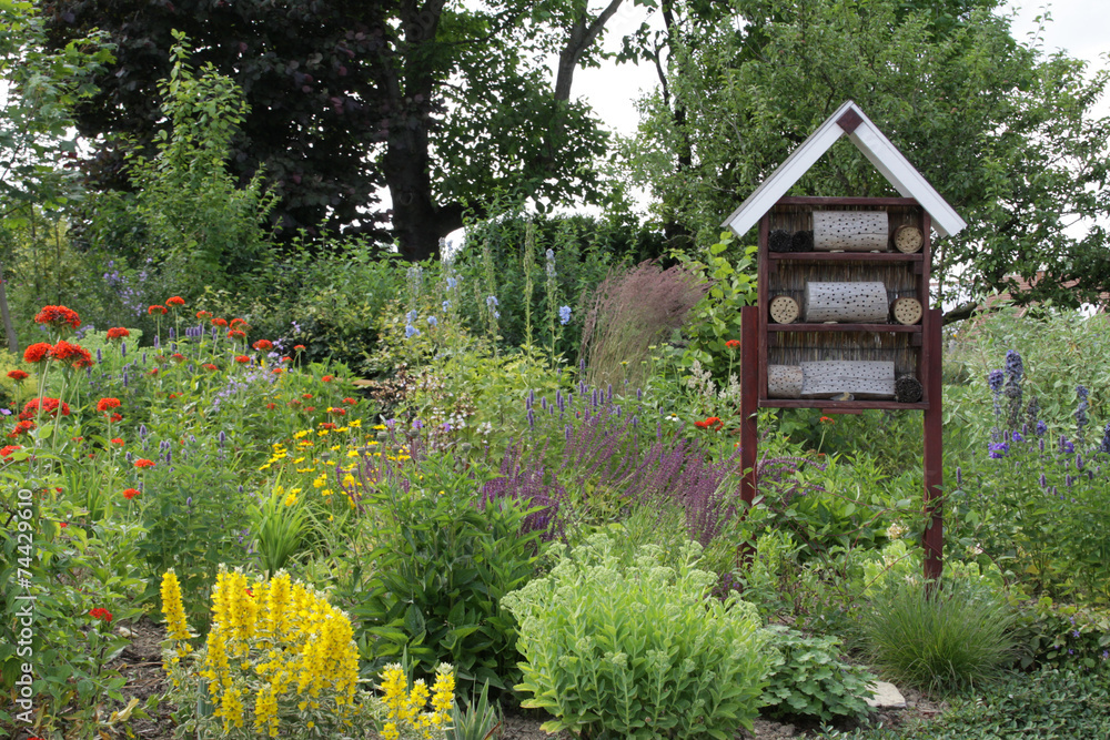 Garten mit Insektenhotel