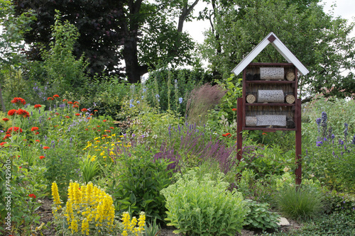 Obraz na płótnie Garten mit Insektenhotel w salonie