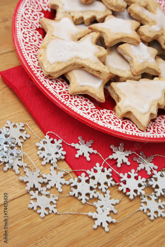 biscotti glassati su piatto_ Natale