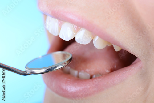 Unterschuchung mit Mundspiegel beim Zahnarzt