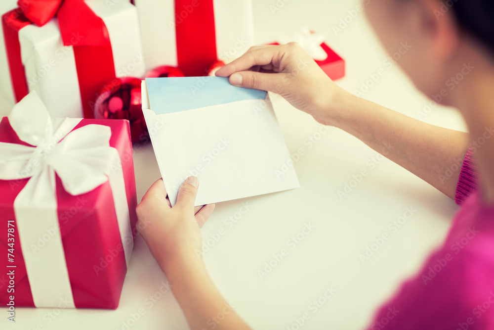 Obraz premium close up of woman with letter and presents