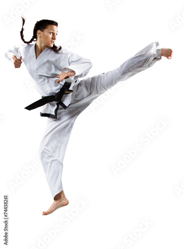 Fachowy żeński karate wojownik odizolowywający na bielu