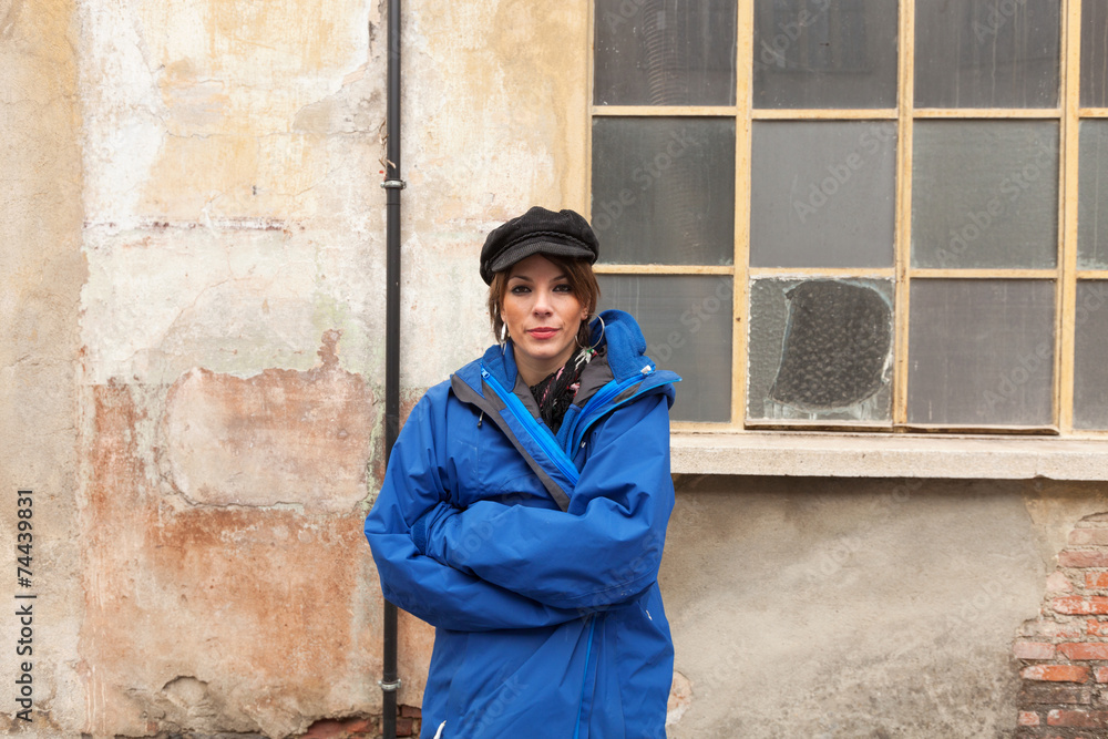 Obraz premium woman in front of a wall