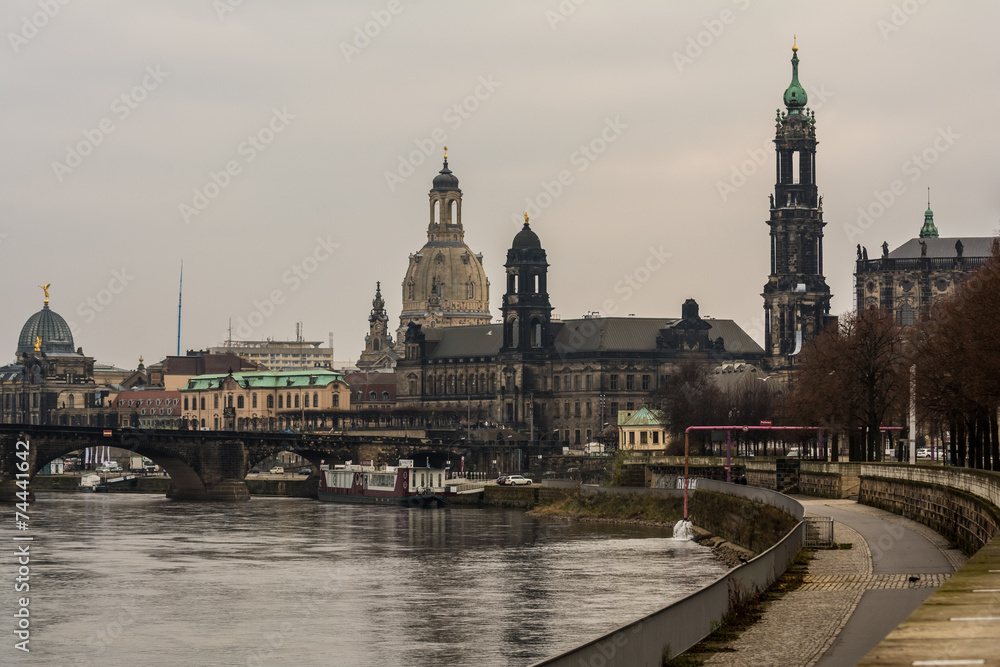 Dresdens Skyline und Augustusbrücke