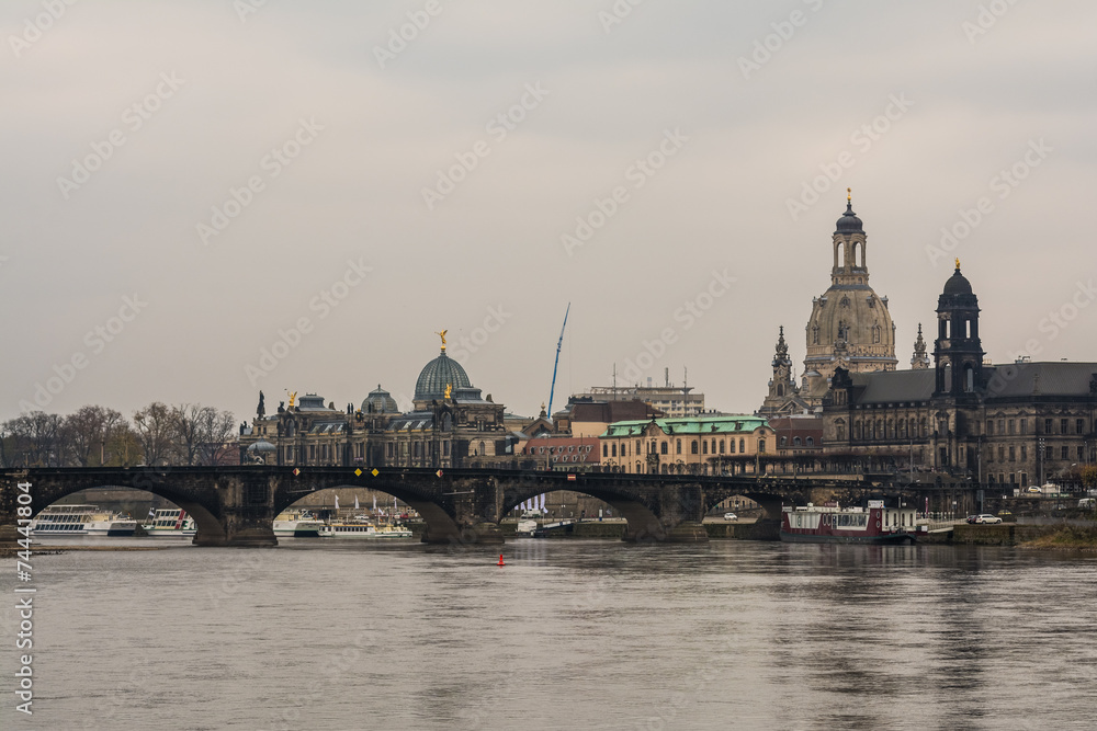 Dresdens Skyline und Augustusbrücke Dresdens Skyline und Augustusbrücke