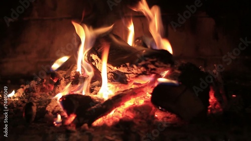 Kaminfeuer - brennende Holzscheite