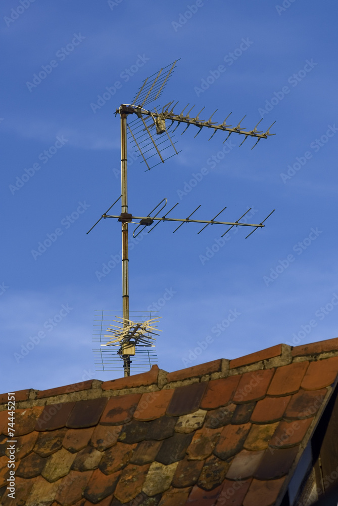 Alte Hausantenne auf einem Ziegeldach Alte Hausantenne auf einem Ziegeldach