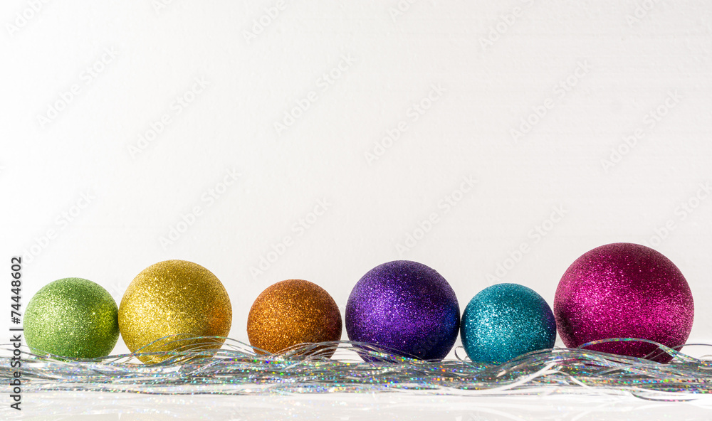 Obraz premium Christbaumkugeln auf Lametta frontal