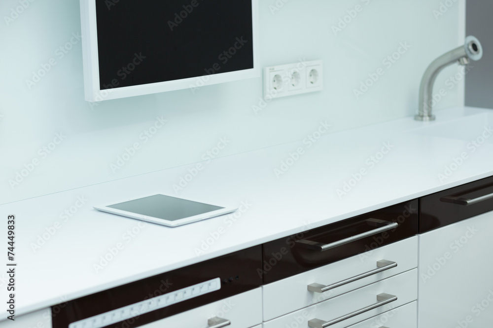 Tablet auf weißer Unterlage / Sideboard Tablet auf weißer Unterlage / Sideboard