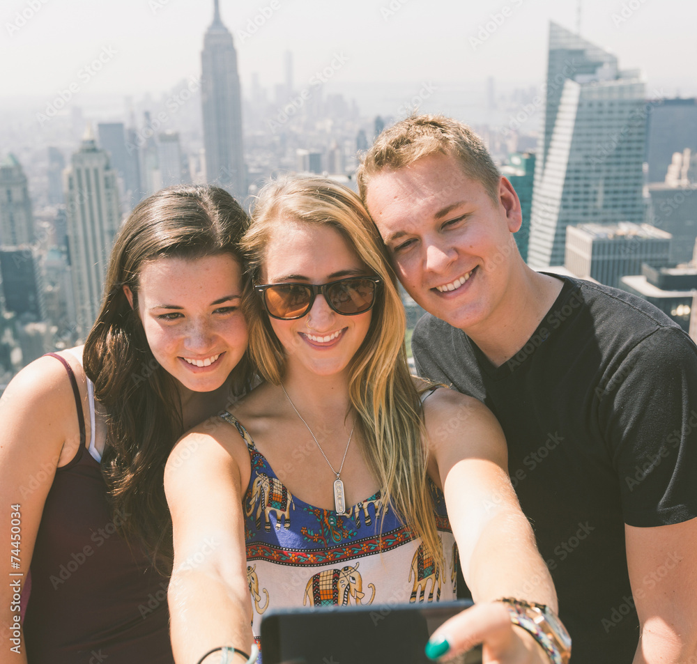 Obraz premium Friends Taking Selfie with New York on Background
