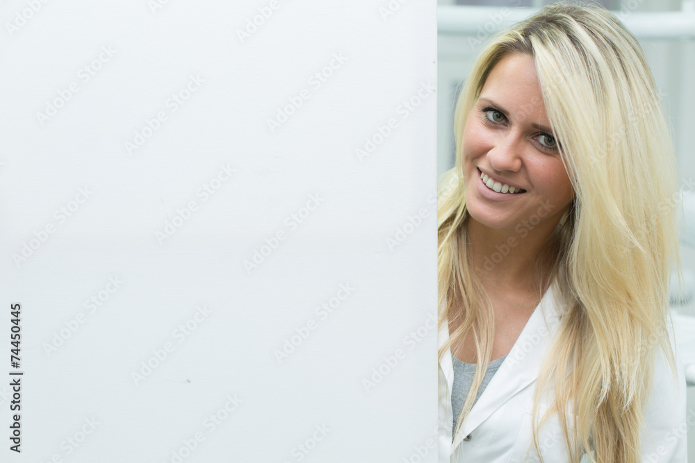 Junge Dame neben weißer Wand mit Platz für Text Junge Dame neben weißer Wand mit Platz für Text