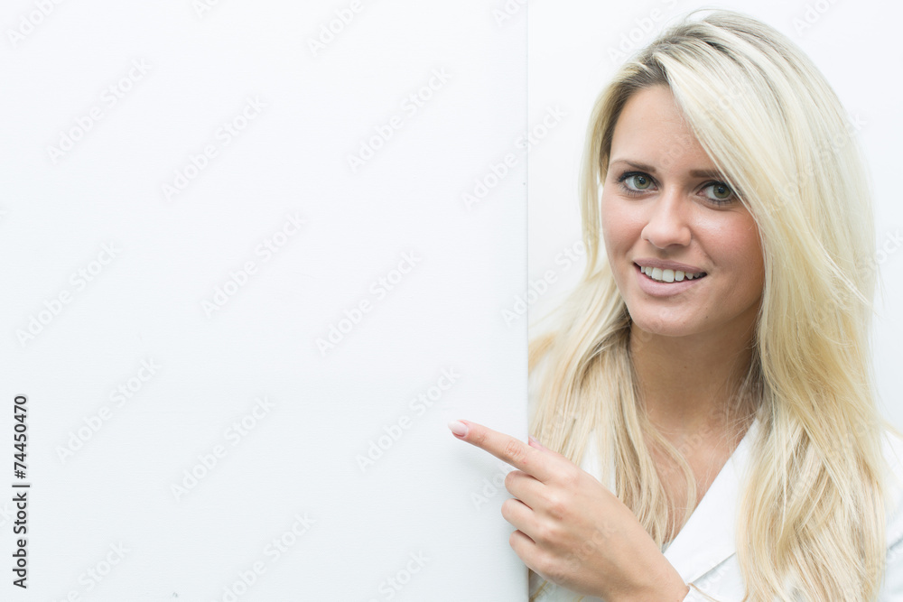 Junge Dame neben weißer Wand mit Platz für Text Junge Dame neben weißer Wand mit Platz für Text