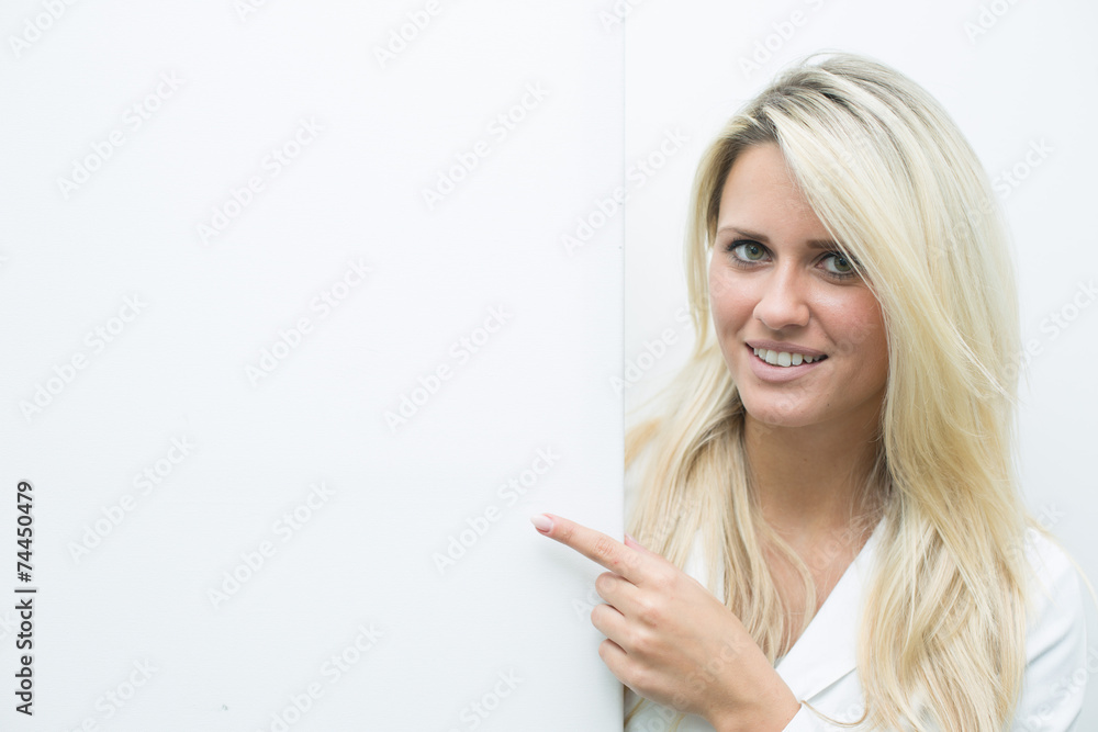 Junge Dame neben weißer Wand mit Platz für Text Junge Dame neben weißer Wand mit Platz für Text