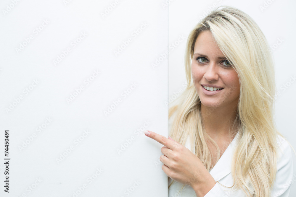 Junge Dame neben weißer Wand mit Platz für Text Junge Dame neben weißer Wand mit Platz für Text
