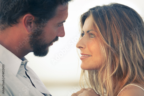 Quadro em tela woman and her man face to face at a sunset
