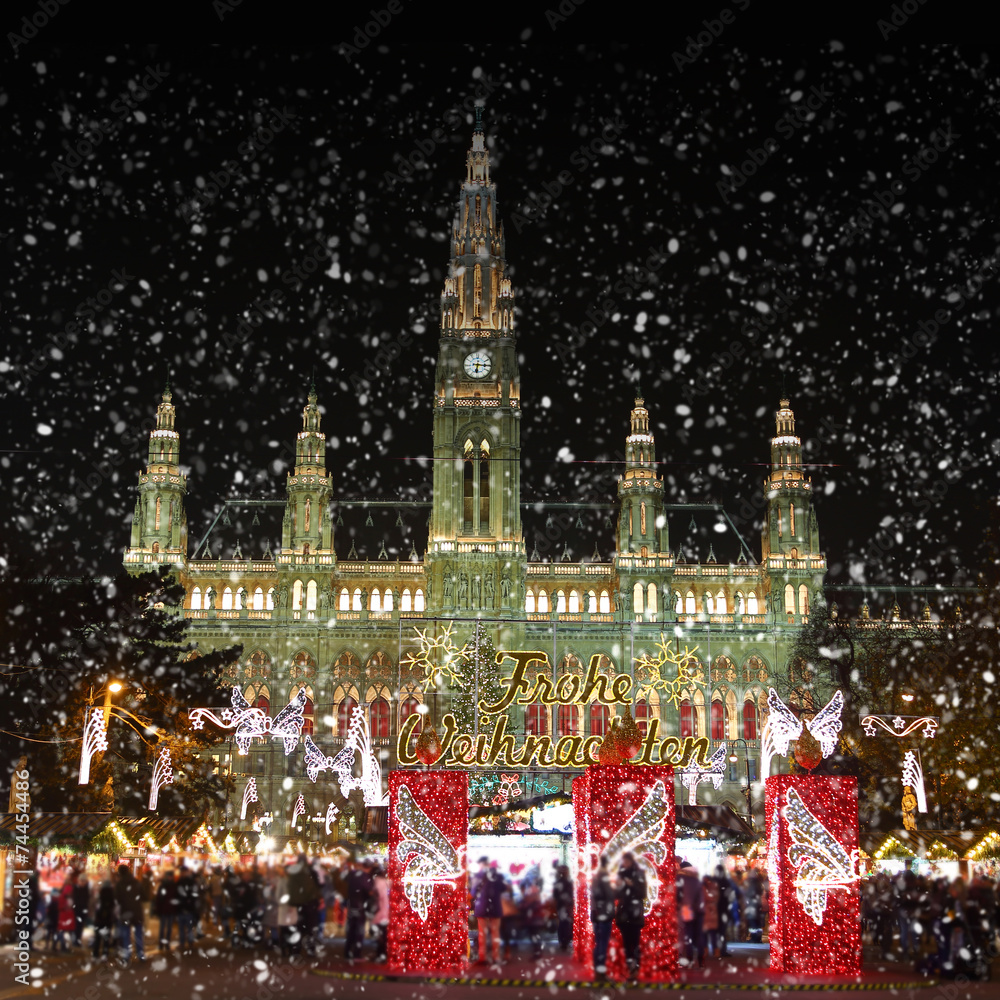 Traditional Christmas market with snow, Rathausplatz 