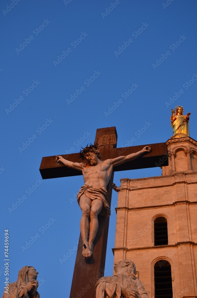 Le christ sur sa croix, notre-dame des doms, avignon 