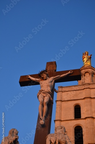 Le christ sur sa croix, notre-dame des doms, avignon 