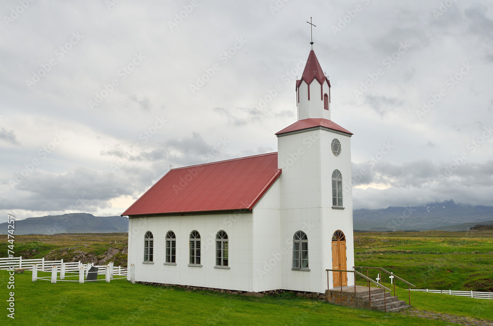 Церковь в горах Исландии