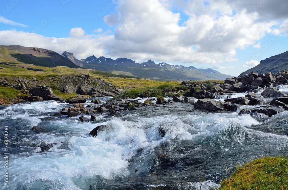 Пейзажи Исландии, горная река