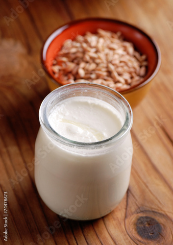 yogurt bianco con cereali nel barattolo di vetro