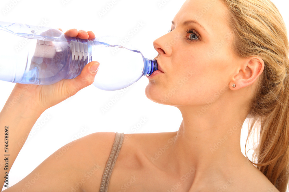 Frau trinkt Wasser Frau trinkt Wasser