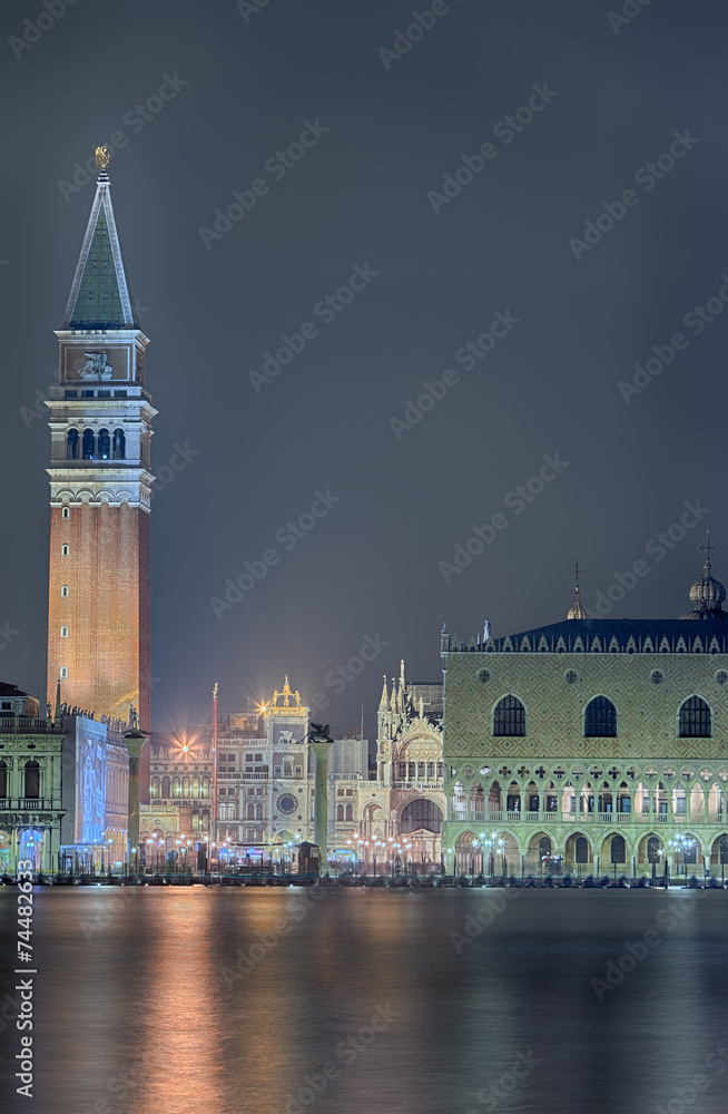 Fototapeta premium Venedig Markusplatz Dogenpalast Campanile Nacht