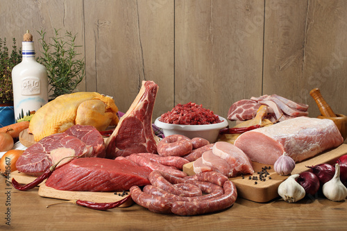 carne cruda gruppo su tavolo di legno photo