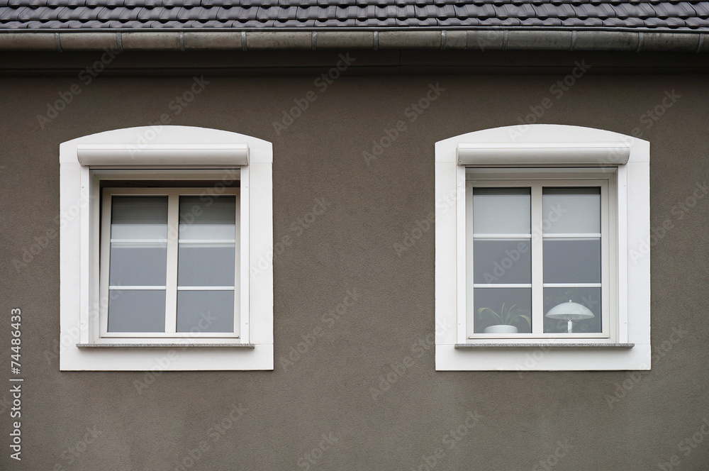 Zwei PVC Fenster mit außen liegenden Rollladenkästen Zwei PVC Fenster mit außen liegenden Rollladenkästen