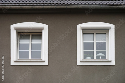 Zwei PVC Fenster mit au  en liegenden Rollladenk  sten