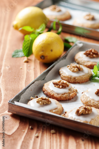 Lemon cookie with mint and walnut