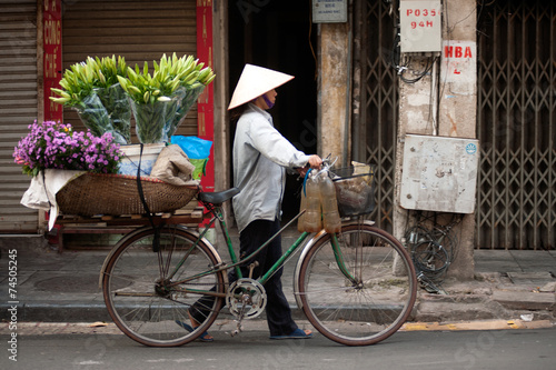 Εκτύπωση καμβά Flowers street vendor at Hanoi city,Vietnam.
