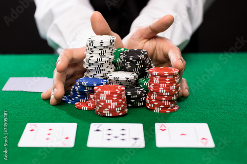 Tableau sur toile poker player with cards and chips at casino