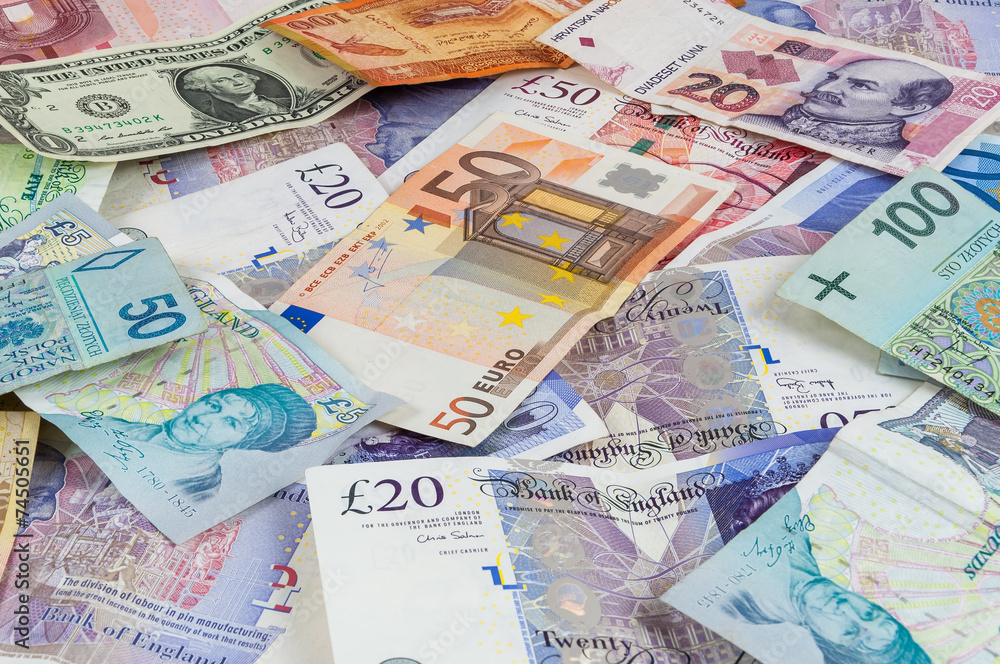 Obraz premium Different currencies banknotes background